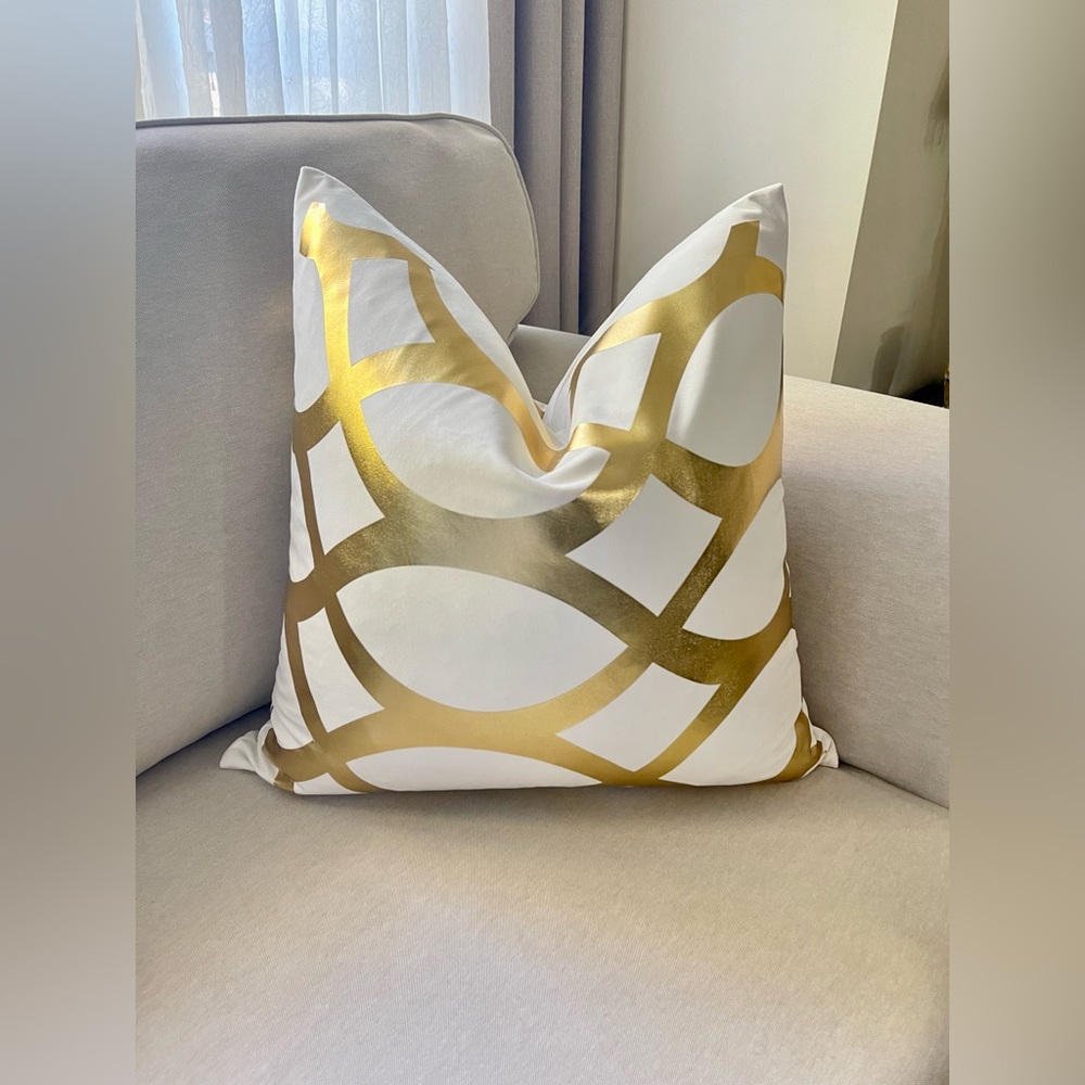TwoLuxury white and gold foil pillow Size 22x22 in - Picture 10 of 13